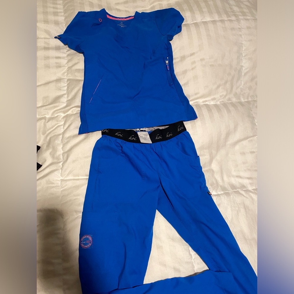 Koi stretch scrub set size xs top and xxs bottoms. Blue in color.